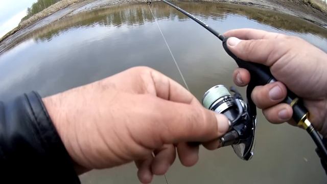 Сколько же рыбы в этой ямке... Освоение Мормышинга. смотреть онлайн