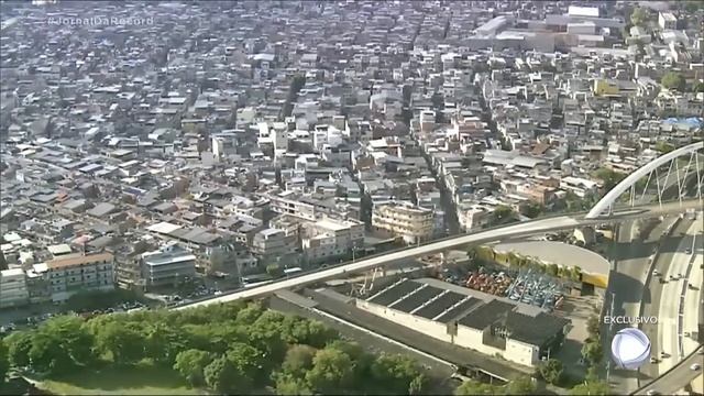 Exclusivo: Jornal da Record registra rotina de traficantes de facção criminosa no Rio de Janeiro смотреть онлайн