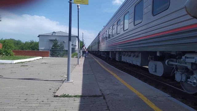 Два тепловоза ТЭП 70 с поездом Санкт-Петербург Волгоград прибытие и отправление со станции Оборона. смотреть онлайн