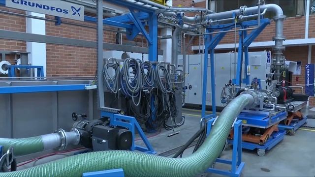 Conozca cómo probamos las bombas en Grundfos con nuestro tour virtual смотреть онлайн
