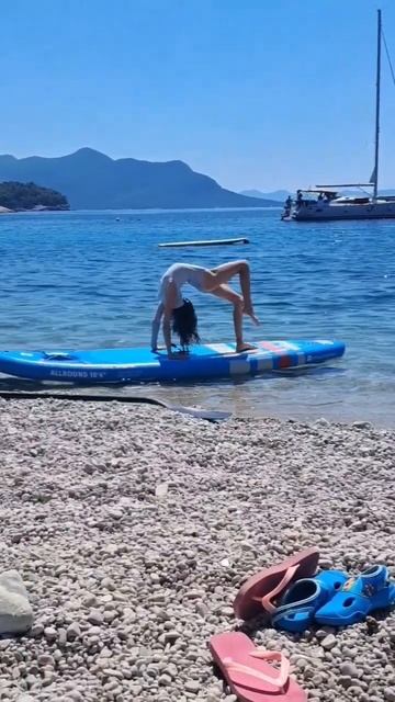 Trying to do some contortion poses on the paddle board🚣♀️🤸♀️🌞#contortion #acro #AriaAcrobatics смотреть онлайн