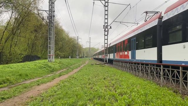 Иволга проезжает мимо станции Покровское-Стрешнево смотреть онлайн
