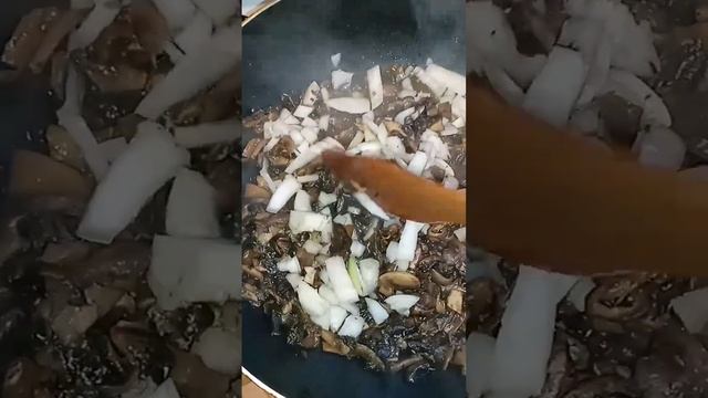 жареные шампиньоны с луком. пальчики оближешь 😉 смотреть онлайн