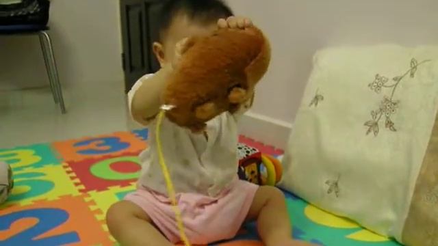 baby Ensine playing w Kapibara San смотреть онлайн
