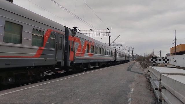 Прибытие ТЭП70-0247 с поездом №79/80 Калининград - Санкт-Петербург на станцию Великий Новгород. смотреть онлайн