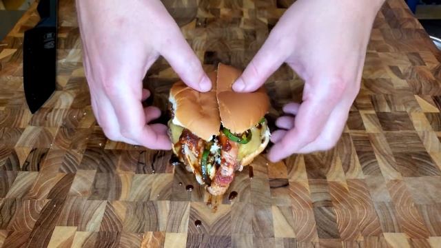 Rodeo Burger with Bacon Wrapped Onion Rings on Charcoal Grill смотреть онлайн