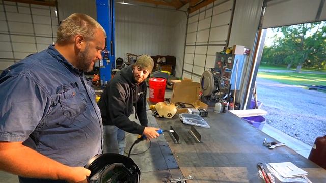 Professional Welder Reviews a Really Cheap Welder - Worth the Money? смотреть онлайн