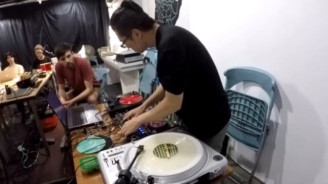 DJ誠意重(Chen Yi Chung) Turntable improvisation Solo @海馬迴 光畫館 fotoaura 2019.03.28 смотреть онлайн