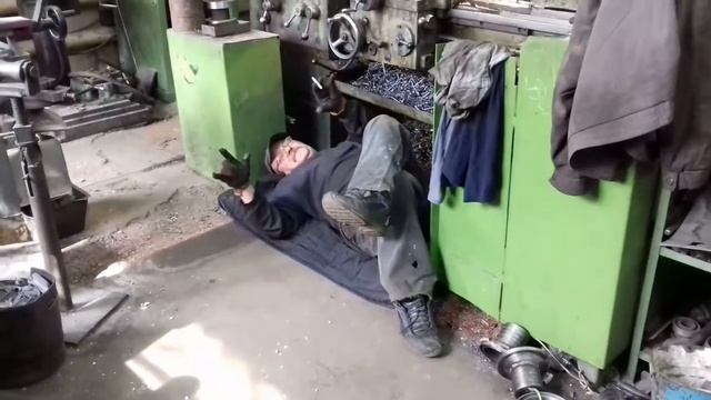 Токарь на рабочем месте смотреть онлайн