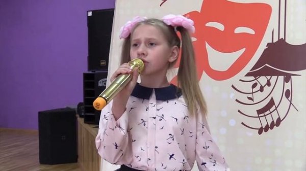 Песнь Веснушки поет замечательный ребенок