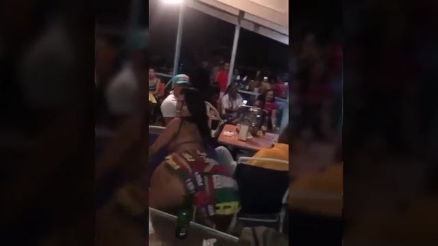 Mira lo sexy que lo mueve la morena смотреть онлайн