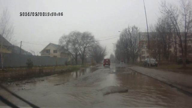 На Ужгородских улицах машинам вырывает колеса смотреть онлайн