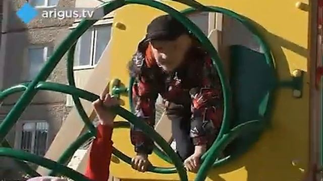 B Улaн-Удэ yпpaвляШКА пoдapилa мaльчикy c oтpeзaнным пaльцeм пoдapoк, нo винoвaтoй ceбя нe cчитaeт смотреть онлайн