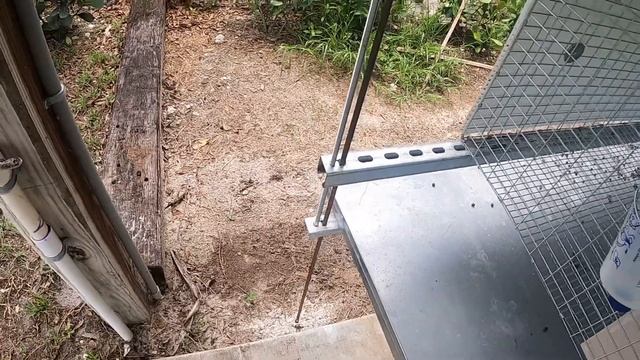 DIY - How to hang your rabbit cages and keep the predators away! You can also collect the manure! смотреть онлайн