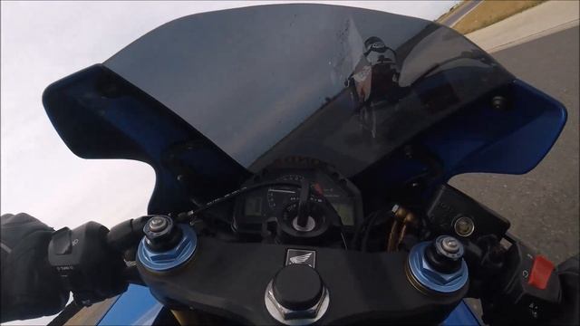 600 CBR RR SUR PISTE EN DÉBUTANT ! FONTENAY LE COMTE смотреть онлайн