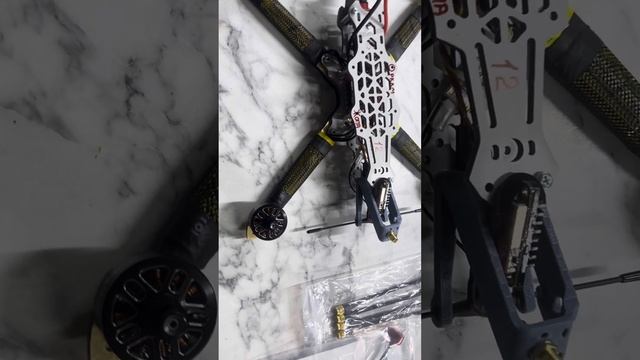 Весняні роботи. Бджоли 2024 року. Які є. Перезимували і тепер плодяться. смотреть онлайн