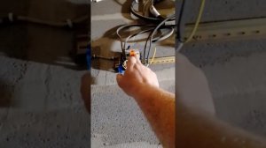 🚽 Прокладка кабеля по деревянному потолку. Электрика санузла. #строительстводома #электрика #санузе