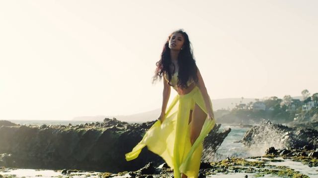 Vanessa Béjine - Addicted (Official Music Video) смотреть онлайн