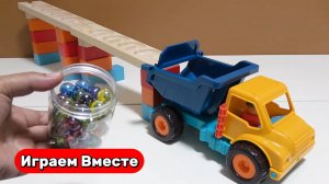 Играем в машинки ! Горки с шариками ! Запускаем шарики и загружаем машинки ! Видео для детей