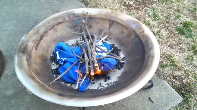 Kansas fan burning "unlucky" Kansas shirt смотреть онлайн