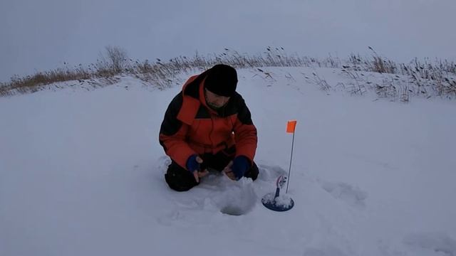 ЖЕРЛИЦЫ 2021. Она ВИЗЖАЛА на ВСЮ речку!!! Что ОНА увидела? Девченки на рыбалке! Рыбалка на жерлицы. смотреть онлайн