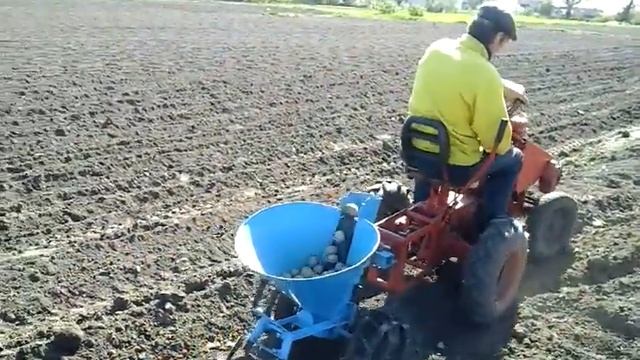 Посадка картоплі мікротрактором МОТОР СІЧ. RV 75 смотреть онлайн