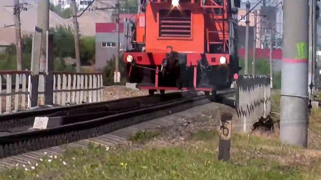 Тепловоз ЧМЭ3-4228 и автомотриса АДМ1-756 с приветливым машинистом смотреть онлайн