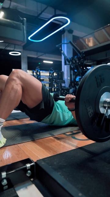 Ягодичный мост со штангой лежа на полу смотреть онлайн