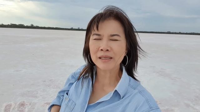 ทะเลสาบสีชมพู Pink lake ตำนานสัตว์ยักษ์ใต้ทะเลสาบ #Lochiel #Bumbungalake /ทะเลสาบสายฝน смотреть онлайн