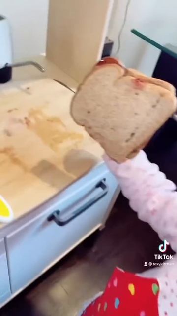 My 1 year old makes a peanut butter sandwich! #montessori #montessoriathome #shorts #texykitchen смотреть онлайн
