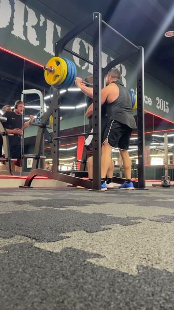 ПРИСЕДАНИЯ ! ВЕС ШТАНГИ 200 КГ смотреть онлайн