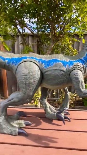 Jurassic World Super Colossal Velociraptor Blue смотреть онлайн