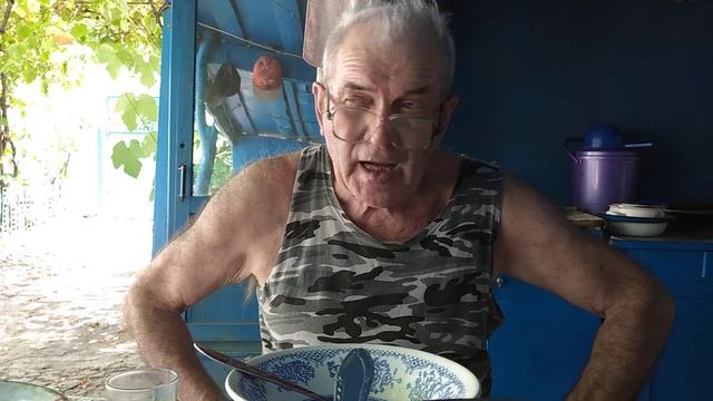 ПАПА ПЕРЕДВИГАЕТ МЯСО В ХОЛОДИЛЬНИКЕ смотреть онлайн
