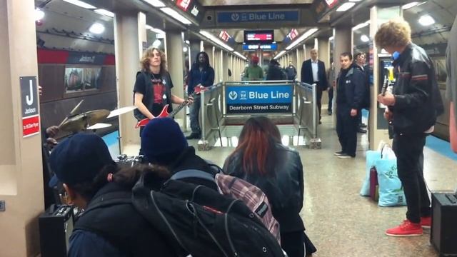 Звуки улиц Чикаго. Музыканты в метро смотреть онлайн