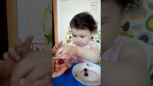 Викуся!!! Кушаем малину смотреть онлайн