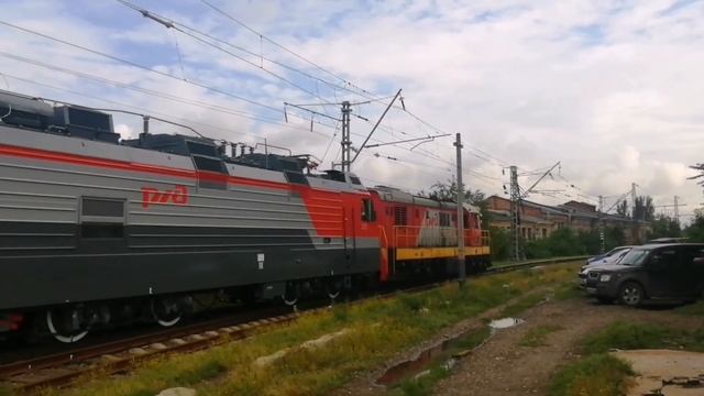 Электровоз 2ЭС5К 265 едет под тягой тепловоза ЧМЭЗ 1592 на станцию Ростов-Главный. смотреть онлайн