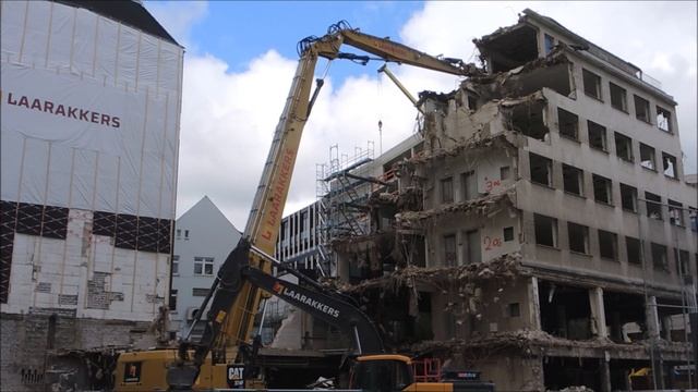 Excavator CAT 374 F UHD longfront - demolition site смотреть онлайн
