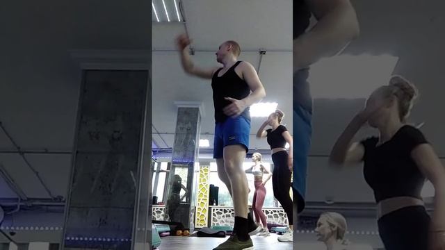 Step Touch. Аэробика. Крабики. Фитнес. Кардио. Сжигание жира. Кардиотренинг. Захлест голени. Танцы. смотреть онлайн