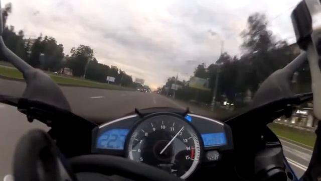 Безбашенный гонщик на спортбайке устроил гонки по городу смотреть онлайн