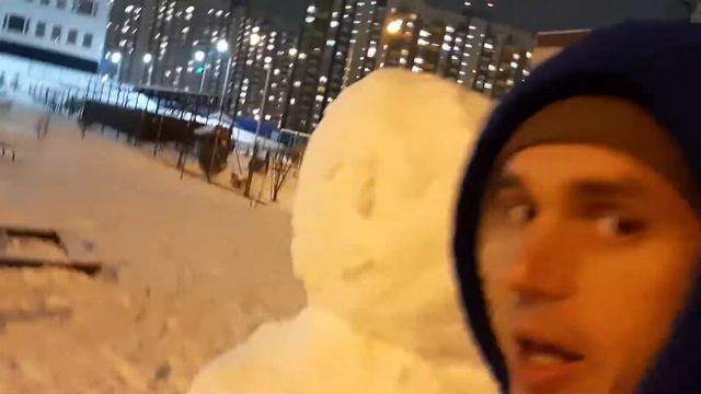 СНЕГОВИК! Огромный снеговик построили во дворе! Максим и Богдан сделали ему большую шляпу! смотреть онлайн