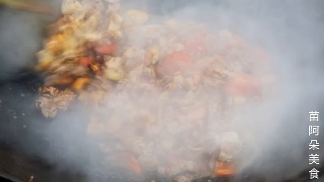 小侄女生日，做她最爱的牛肉面，苗大姐迫不及待吃一碗，呲溜呲溜下肚太爽了！【苗阿朵美食】 смотреть онлайн