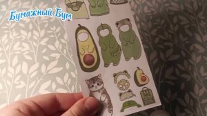 Милые бумажные котята с одеждой