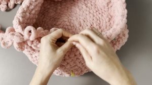 Трендовая таба лапка из Alize Puffy без спиц и крючка