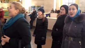 Песенный флешмоб на вокзале Харькова  Здорово спели
