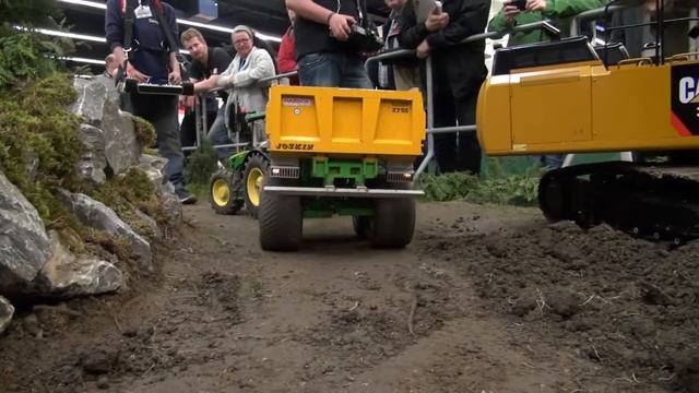 RC Excavator Action! 1/8 scale! AMAZING RC Caterpillar Action! смотреть онлайн