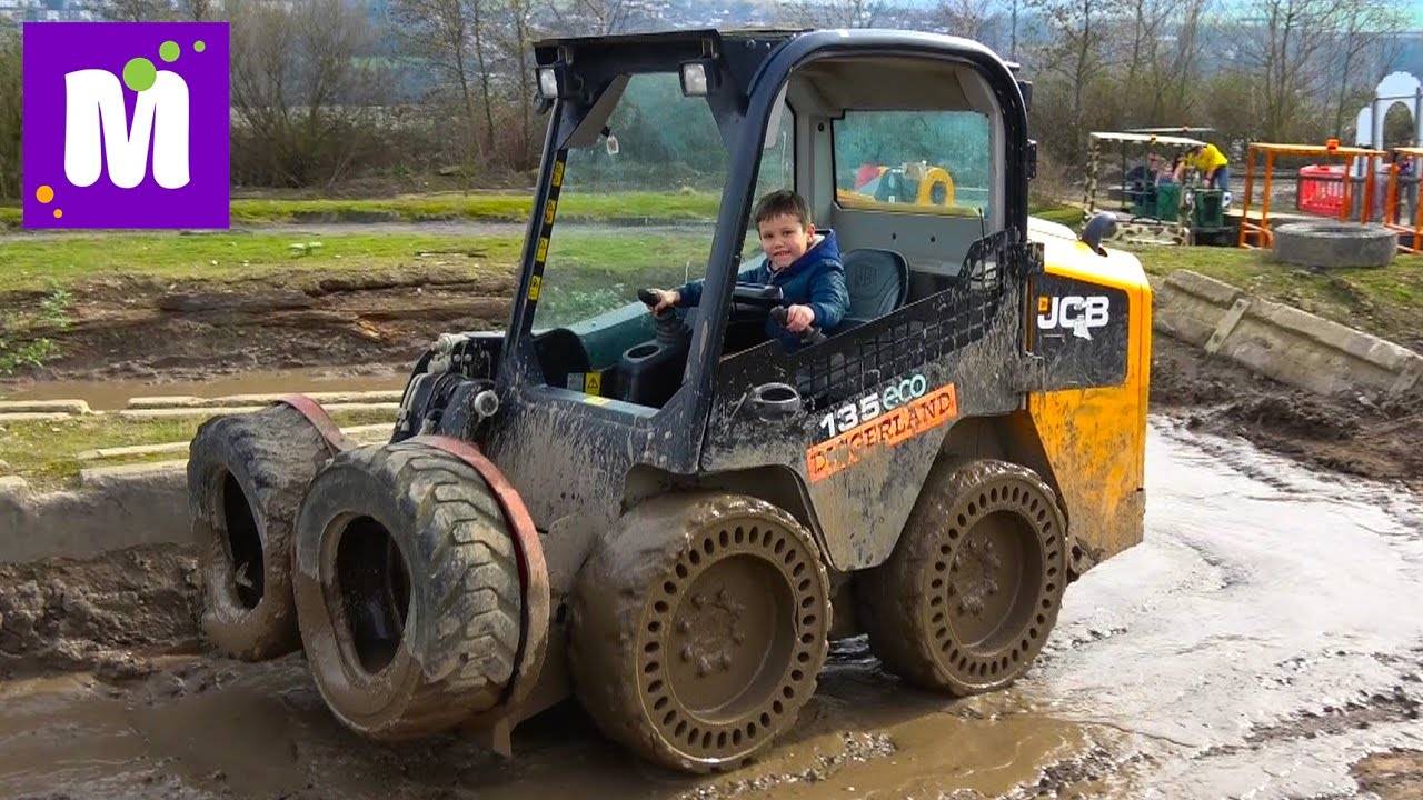 Макс в 6 лет водит экскаватор / Летаем в ковше в Diggerland Англия (перезалив с Mister Max) смотреть онлайн