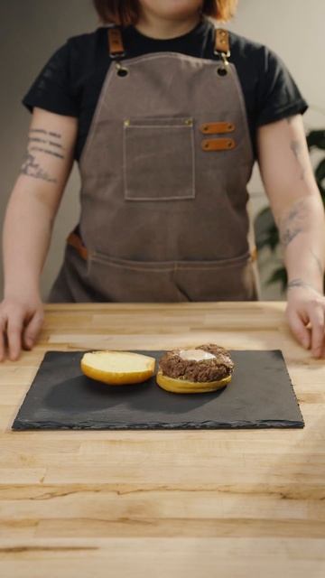 Идея бургера для завтрака с яйцом и авакадо от компании PROFMASTER