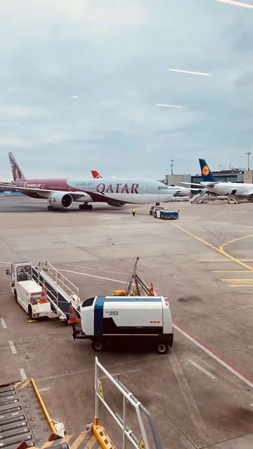 B777🇶🇦 push back at @frankfurtairport @qatarairways Cd #viral #airplane #aircraft #shorts смотреть онлайн