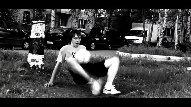Сделал сложное комбо с использованием правой и левой ноги / Sitting Freestyle Football [s05e44] смотреть онлайн