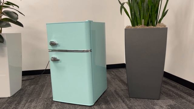 Insignia Retro Bar Fridge with Top Freezer review смотреть онлайн